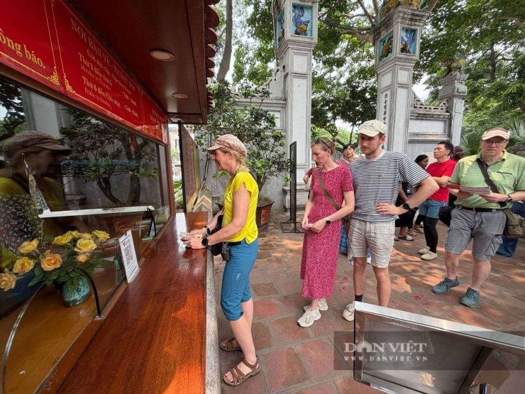 Du khách nước ngoài mua vé tham quan đền Ngọc Sơn.&nbsp;(Ảnh: Chụp ngày 24/4/2026. Huy Hoàng)