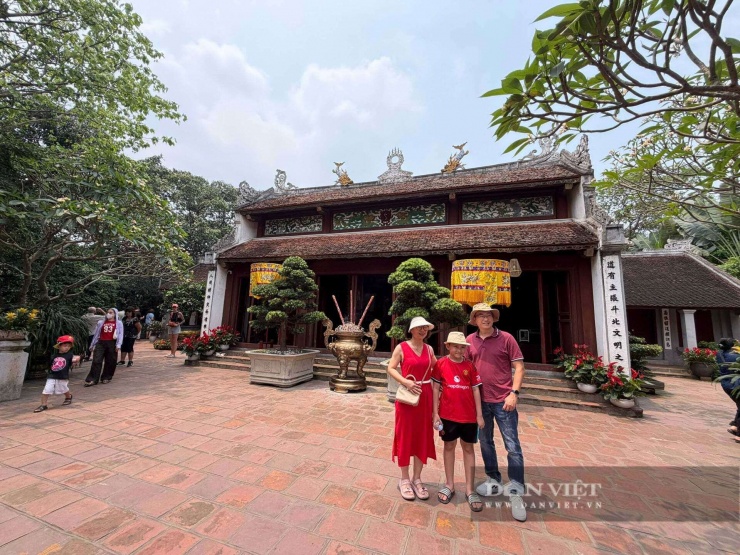 Du khách check in tại đền Ngọc Sơn. (Ảnh: Chụp ngày 24/4/2026. Huy Hoàng)