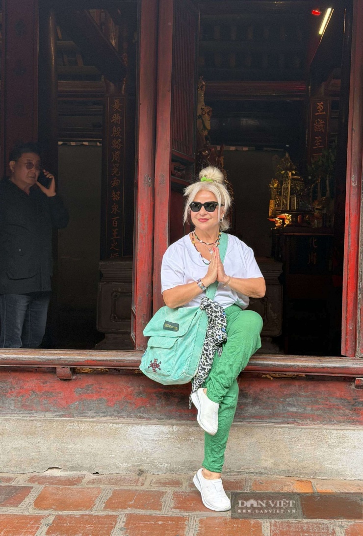 Du khách nước ngoài chụp ảnh tại Văn Miếu Quốc Tử Giám. (Ảnh: Huy Hoàng)