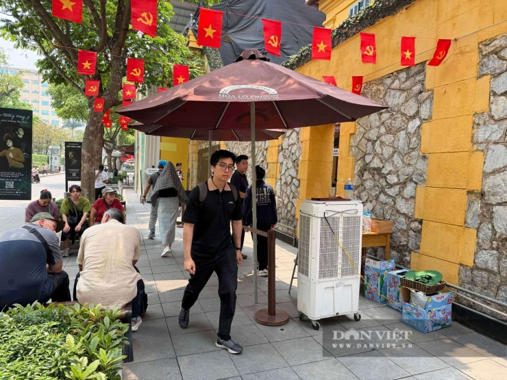 Du khách ngồi chờ để vào tham quan tại Nhà tù Hỏa Lò (Ảnh: chụp ngày 24/4/2026. Huy Hoàng)