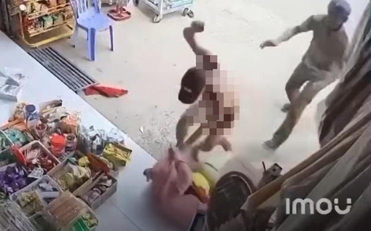 Hình ảnh ghi lại người đàn ông không mảnh vải che thân xông vào tiệm tạp hóa hành hung nữ giáo viên. Ảnh cắt từ clip