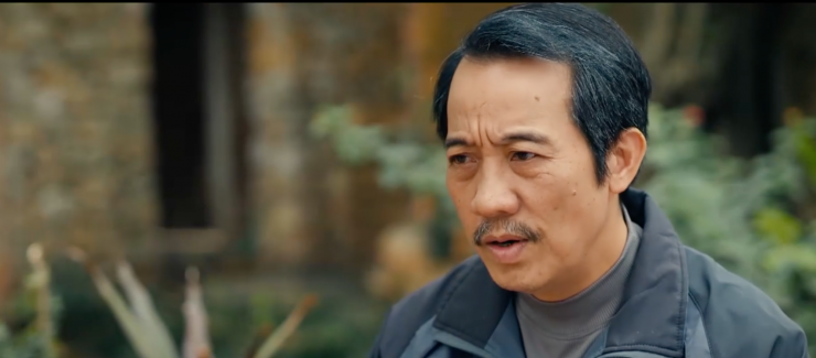 Ông Phúc gọi điện yêu cầu Mai về nhà ngay và giải thích về chuyện "qua đêm" với Trung. Ảnh VTV