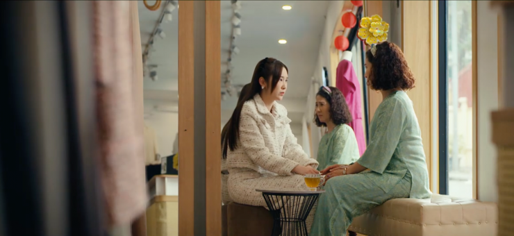 Hồng tìm đến bà Diện để bày tỏ quyết tâm "theo đuổi" Trung. Ảnh VTV