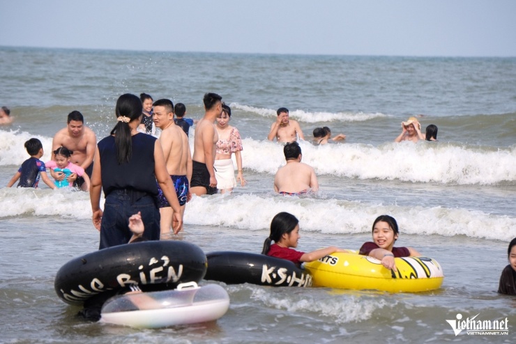 Sóng biển mạnh khiến du khách thích thú