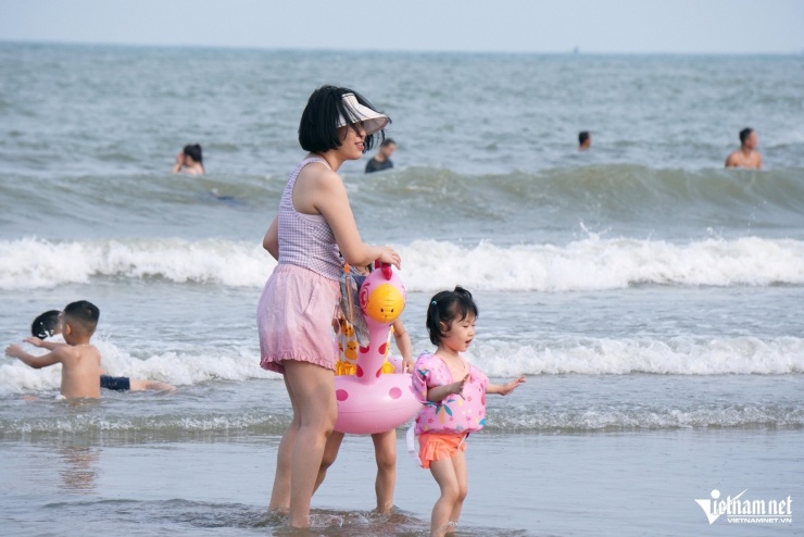 Em nhỏ thích thú được tắm biển