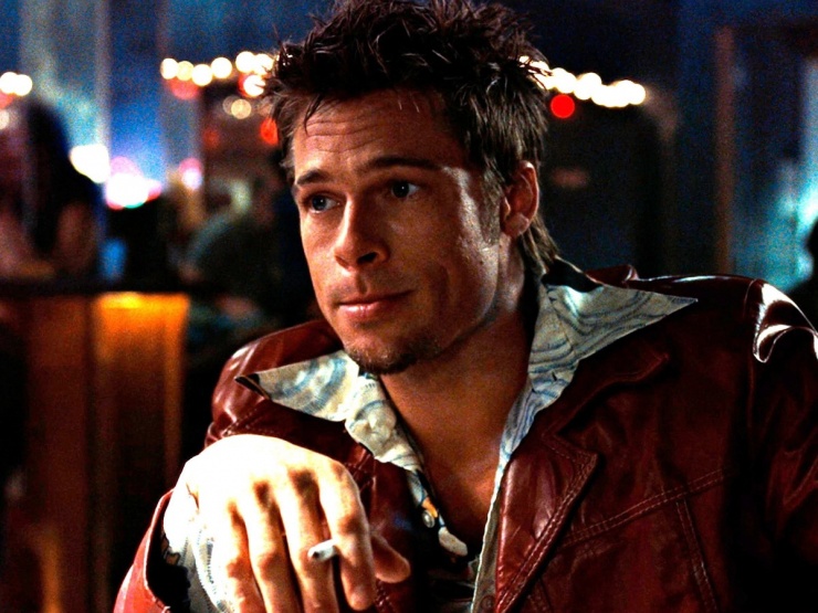 Tyler Durden với phong cách thời trang nổi loạn với áo da đỏ, kính râm và thần thái tự do.