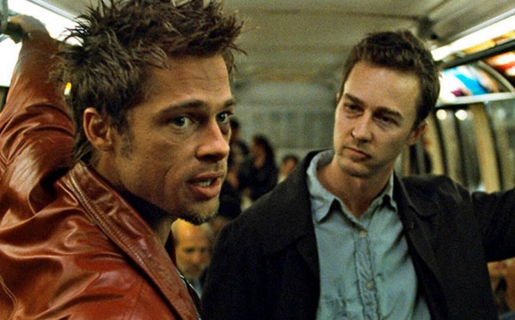 Brad Pitt trong các cảnh đối thoại mang tính thách thức và châm biếm xã hội.