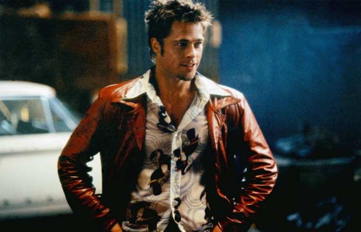 Ánh nhìn lạnh và nụ cười nửa miệng trở thành dấu ấn đặc trưng của Brad Pitt trong vai Tyler Durden.