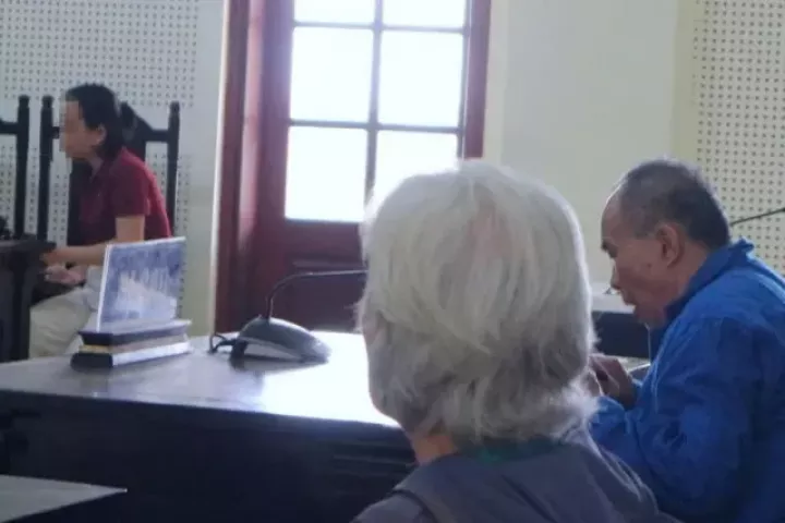 Bị chồng chém liên tiếp bằng 3 con dao, người vợ vẫn nghẹn ngào xin tòa khoan hồng