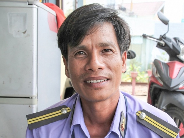 Nhân viên đường sắt nói lý do đá người đàn ông tông gãy gác chắn khi tàu sắp tới