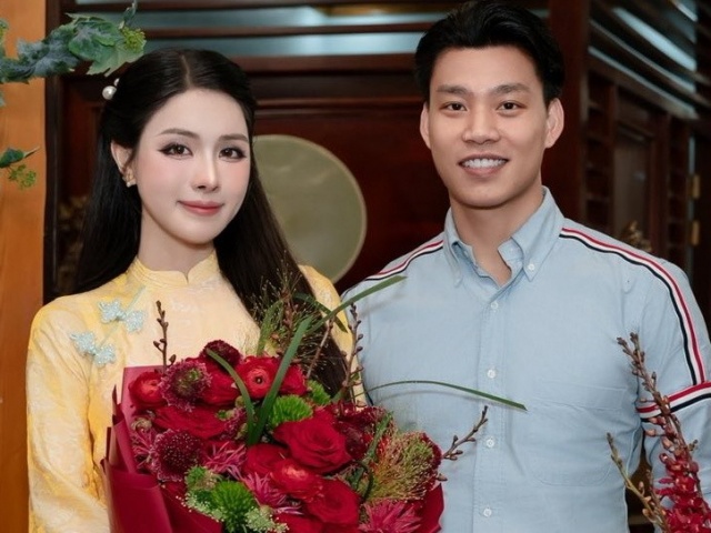 Thời trang sánh đôi của hậu vệ Vũ Văn Thanh và bạn gái