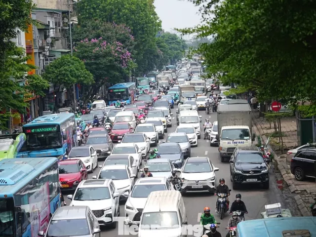 Hà Nội ngày đầu kỳ nghỉ lễ: Nội đô 'dễ thở', cửa ngõ ùn tắc