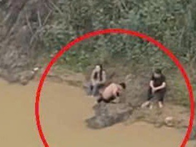 VIDEO: Hai nam sinh lao xuống sông cứu nữ sinh lớp 11 nhảy cầu