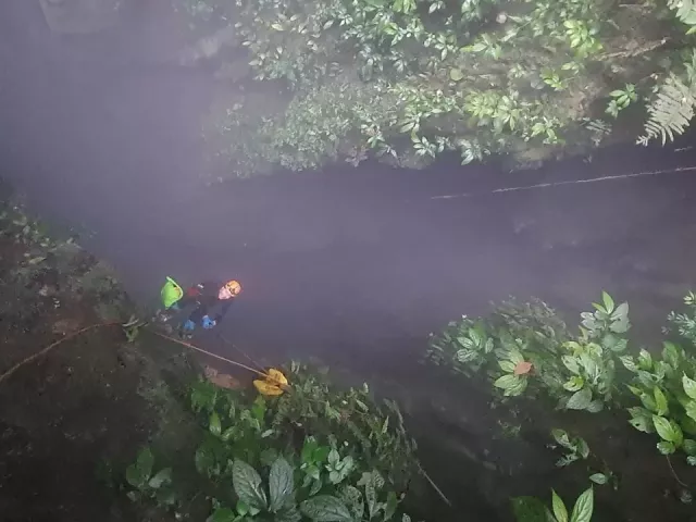 Chuyên gia thám hiểm đu dây xuống hang động mới phát hiện
