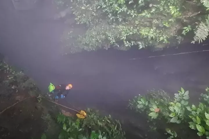 Chuyên gia thám hiểm đu dây xuống hang động mới phát hiện