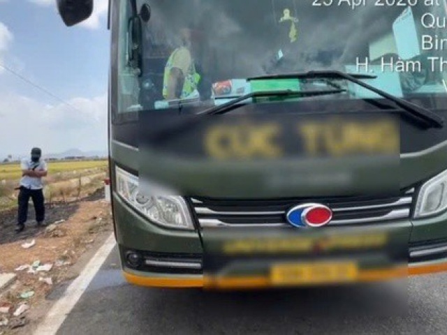 CLIP: Xe khách nhồi nhét người, tài xế và doanh nghiệp bị phạt gần 100 triệu đồng