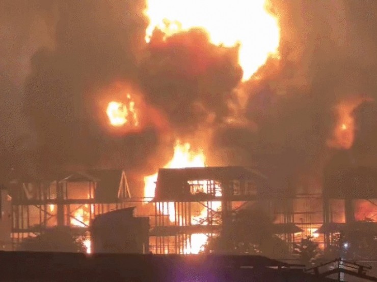 Hà Nội: Kho xưởng ở Đông Anh bốc cháy dữ dội