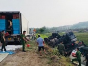 Xe chở hơn 3 tấn tôm lật giữa đêm, công an và người dân kịp thời “giải cứu”