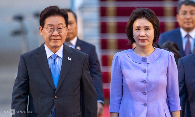 Tổng thống Hàn Quốc Lee Jae Myung và phu nhân đến sân bay Nội Bài chiều 21/4. Ảnh: Giang Huy