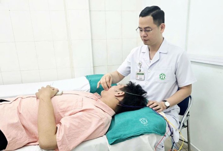 ThS. BS Hoàng Duy Luân, Khoa Y học cổ truyền - Bệnh viện Bạch Mai điện châm cho người bệnh liệt mặt (Ảnh: BVCC)