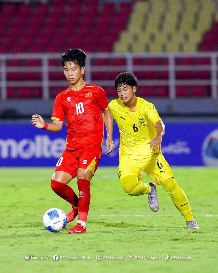 U17 Đông Nam Á 2026: U17 Việt Nam (trái) vô địch tuyệt đối