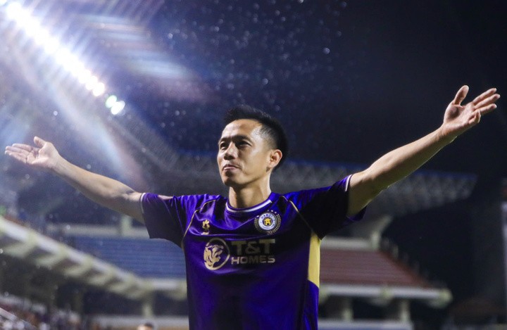 Nguyễn Văn Quyết ghi bàn giúp Hà Nội FC đánh bại Ninh Bình.