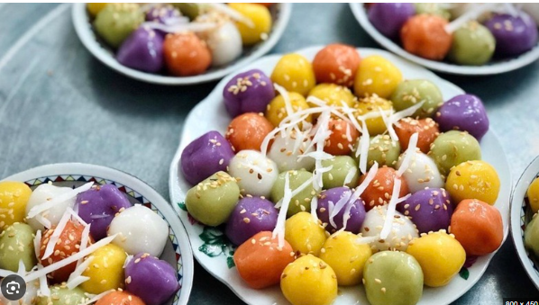 Bánh trôi nước nhiều màu sắc là món ăn được biến tấu từ món bánh trôi truyền thống. Mang đến một diện mạo mới mẻ, hiện đại và thu hút ánh nhìn trong mâm cơm ngày giỗ Tổ.