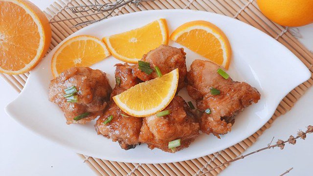 Một món ăn mới lạ, đảm bảo đánh thức vị giác trong dịp Giỗ Tổ là gà sốt cam chua ngọt. Phần thịt gà được chế biến mềm, giữ độ mọng, phủ bên ngoài lớp sốt cam sánh nhẹ với vị chua ngọt cân bằng, thoang thoảng hương thơm dịu nhẹ.