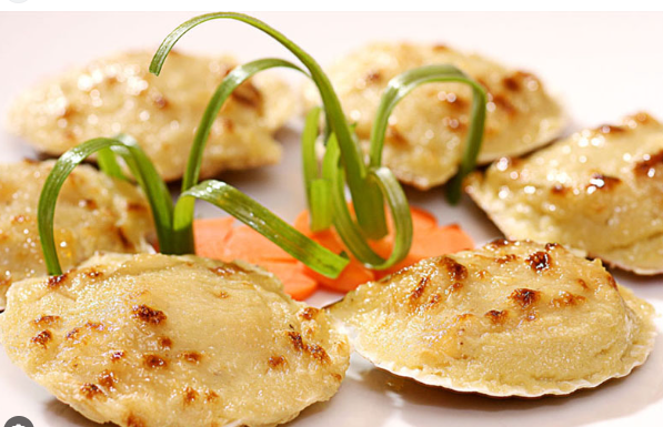 Nhanh gọn lẹ và vô cùng thơm ngon là những gì có thể miêu tả cho món sò điệp đút lò tiện lợi này. Sò điệp tách bỏ vỏ, lấy phần cồi, rửa sạch, cắt làm đôi theo chiều ngang. Làm nóng lòng nướng.