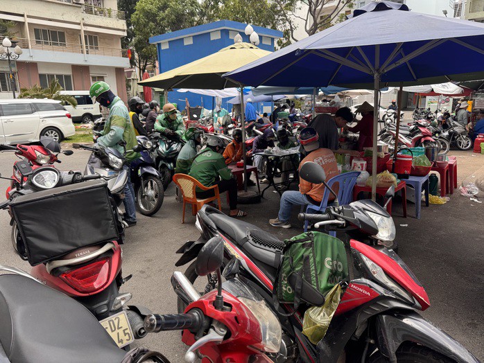 Đi một chuyến xe công nghệ, người dùng phải trả bao nhiêu loại phí? - 1