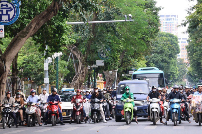 Người dân lưu thông trên đoạn đường Hàng Khay