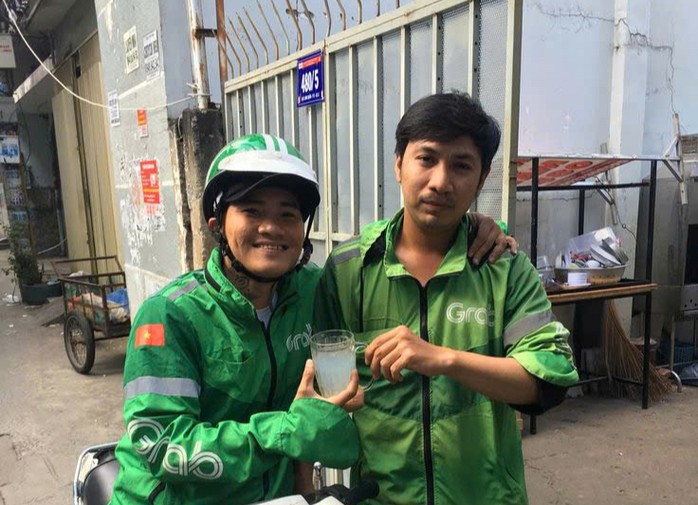 Anh Nguyễn Minh Tuấn ( bên trái ) cùng đồng nghiệp