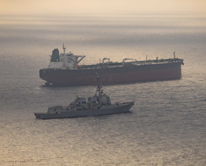 Mỹ tiếp tục công bố hình ảnh chặn bắt tàu Iran gần eo biển Hormuz - 1