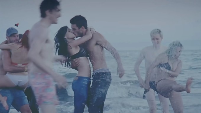Josh Kloss và Katy Perry trong MV 'Teenage Dream'