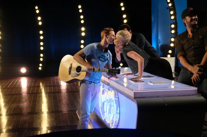 Katy Perry hôn một thí sinh nam ở chương trình American Idol.