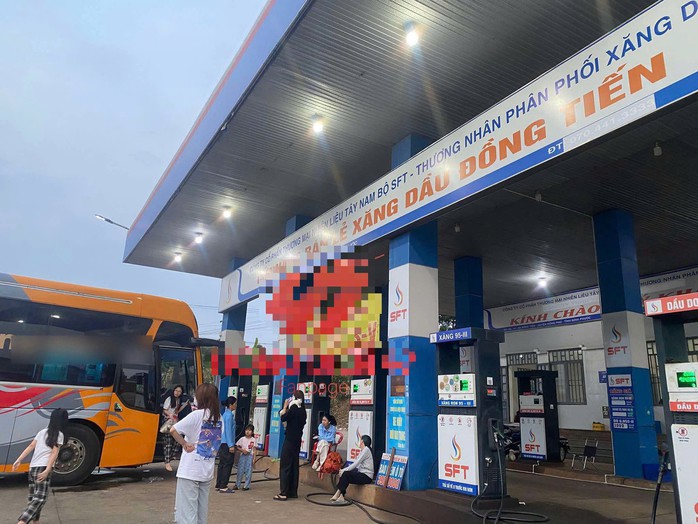 Sau khi được hành khách góp tiền, xe khách vào đổ xăng dầu rồi tiếp tục hành trình. Ảnh mạng xã hội