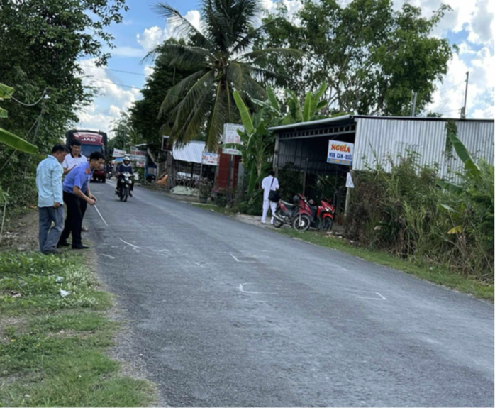 Ngày 6-5-2025, điều tra viên của Cơ quan Điều tra VKSND Tối cao kiểm tra hiện trường vụ tai nạn giao thông làm em Tr. tử vong