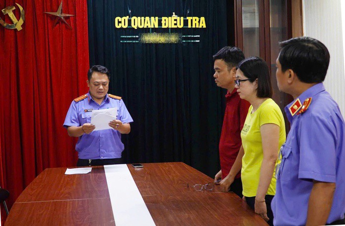 Cơ quan Điều tra VKSND Tối cao tống đạt quyết định tố tụng đối với Ly và Cảnh. Ảnh: Cơ quan Điều tra VKSND Tối cao