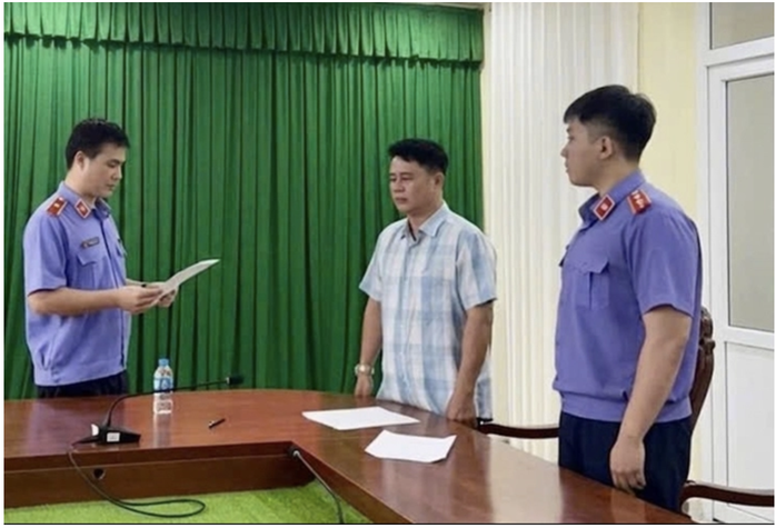 Cơ quan điều tra VKSND Tối cao tống đạt quyết định tố tụng đối với bị can Lê Quốc Việt. Ảnh: Cơ quan điều tra VKSND Tối cao