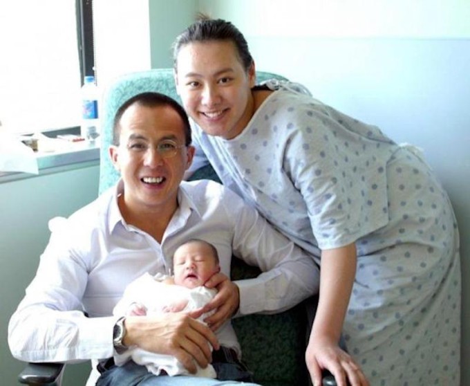 Lương Lạc Thi và Lý Trạch Giai khi đón con đầu lòng. Ảnh: Weibo