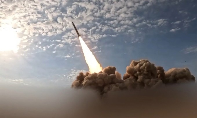 Tên lửa Iran rời bệ phóng trong ảnh công bố ngày 26/3. Ảnh IRIB