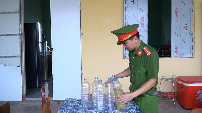 Lực lượng chức năng thu gom chai nhựa nghi chứa nước "Nậm thoong" được vứt lại ở nơi công cộng xã Lao Bảo sau khi sử dụng