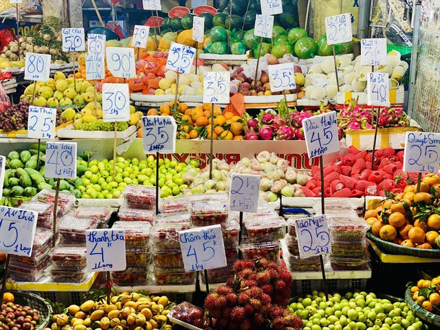 Thị trường hoa quả Việt với đa dạng các mặt hàng được bày bán.