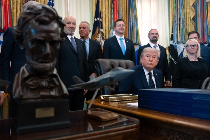 Tổng thống Donald Trump tại Phòng Bầu dục, Nhà Trắng, ngày thứ Năm 23/4/2026 ở Washington. (Ảnh: AP/Mark Schiefelbein)