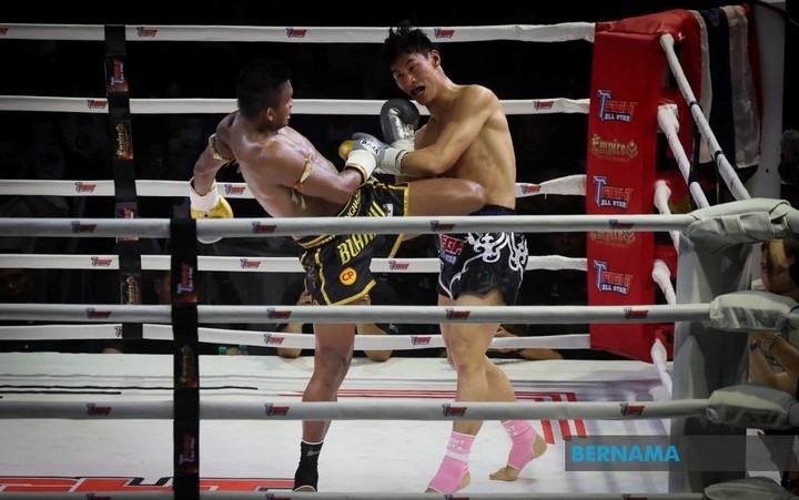 Buakaw tung đòn trúng vào Meng Gaofeng.