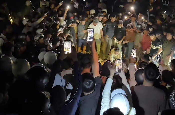 Người dân theo dõi quá trình tìm kiếm các nạn nhân