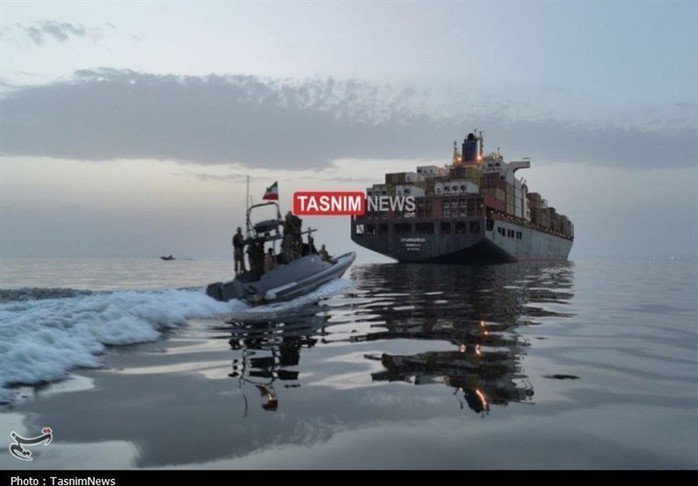 Hải quân của Lực lượng Vệ binh cách mạng hồi giáo Iran (IRGC) tiếp cận tàu container Epaminondas ở eo biển Hormuz - Ảnh: TASNIM