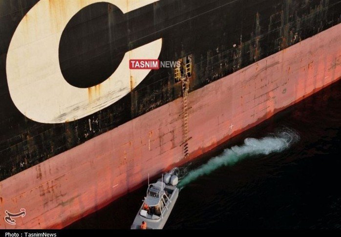 Hải quân IRGC tiếp cận con tàu container khổng lồ - Ảnh: TASNIM