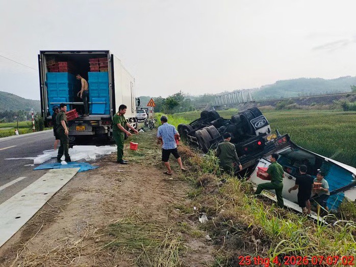 Hiện trường vụ lật xe chở tôm