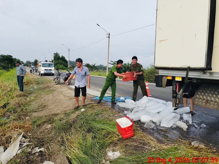 Công an phường Hoài Nhơn Bắc cùng người dân hỗ trợ bốc dỡ, vận chuyển tôm sau vụ lật xe
